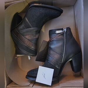 L'Artiste Black Textured Leather Ankle Booties - Stylish Heel
